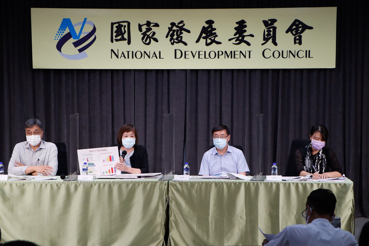 國發會今天召開委員會議，會後由副主委高仙桂（左2）和相關官員舉行會後記者會。圖／國發會提供