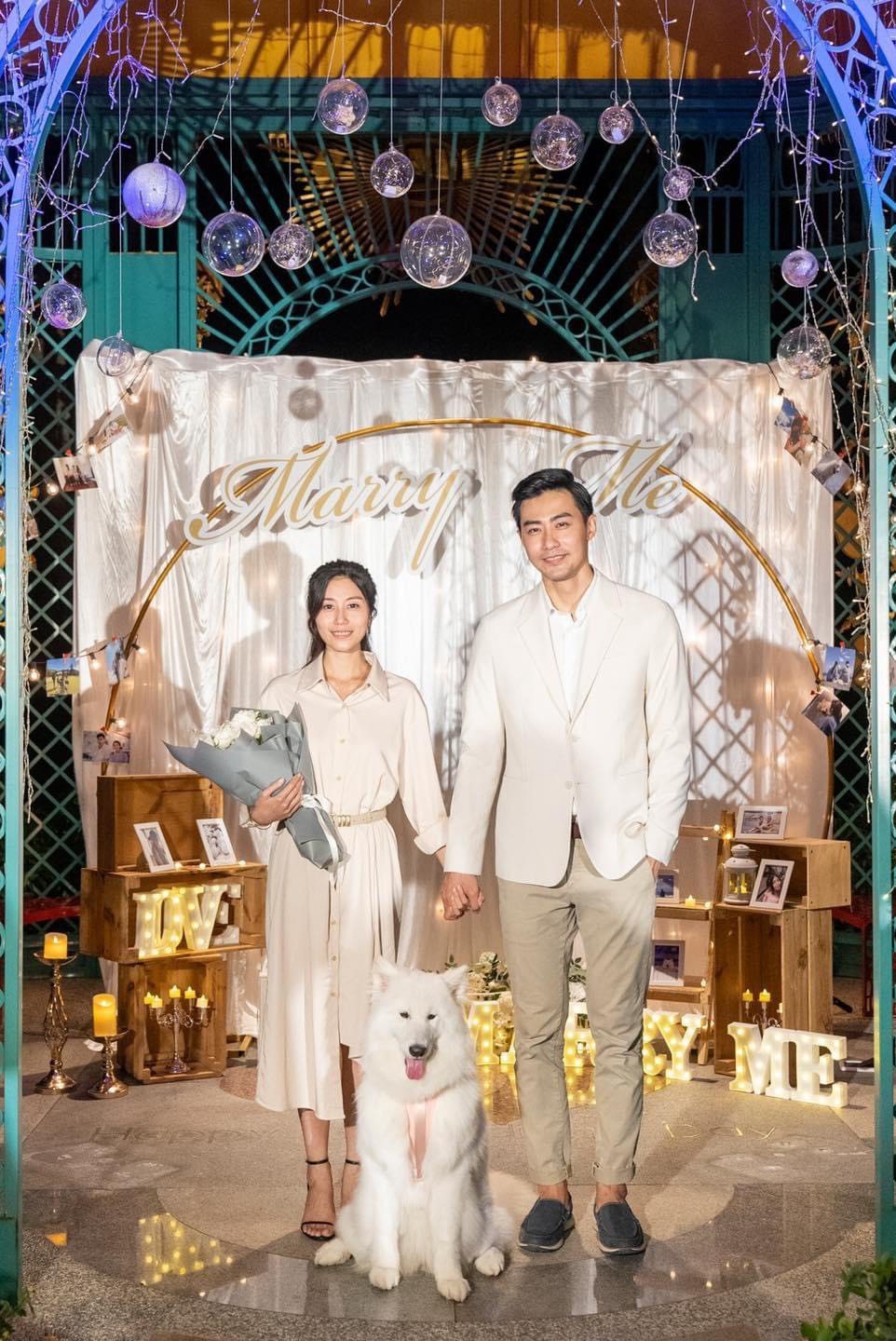 楊時修帶著愛犬「多比」向女友求婚。圖／摘自臉書