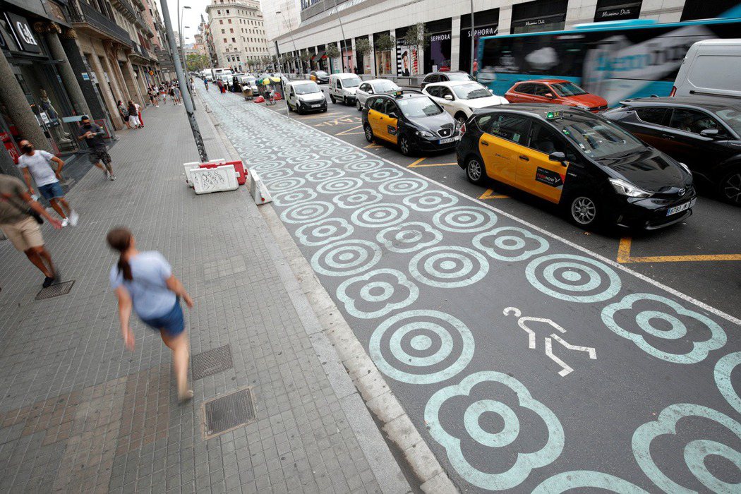 圖為西班牙巴塞隆納市區特別繪製的人行道。 圖／路透社
