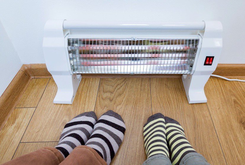 冬季常有長者將電熱爐置於腳邊，導致睡著後發生燙傷事件。 圖／Shuttersto...
