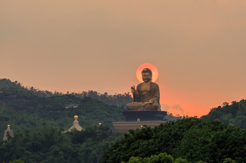 《觀無量壽經》中十六觀之第一觀即是「日觀」，此為佛光山佛陀紀念館的佛光大佛。圖／莊佳穎