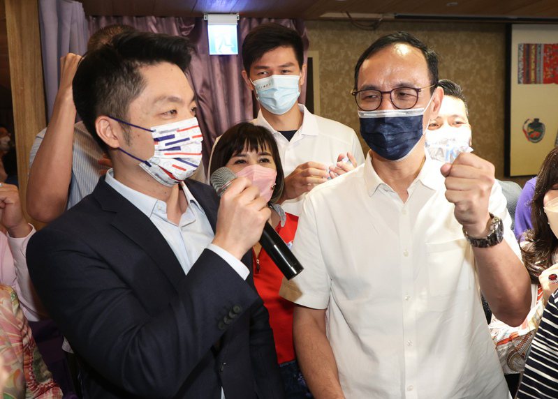 國民黨主席當選人朱立倫（右）昨天舉辦台北感恩茶會，立委蔣萬安（左）出席表達支持。記者潘俊宏／攝影