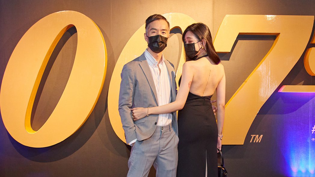 張兆志（左）和許允樂夫妻擺出有007和龐德女郎味道的姿勢。圖／UIP提供