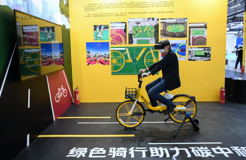圖為9月初在2021年中國國際服務貿易交易會上，大陸外賣業者美團的展位—「騎行碳減排互動區」。中新社