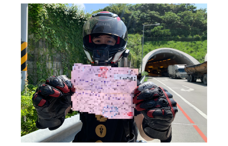 吳祥瑀特別帶來3年前通車首日的罰單，也希望讓後人知道台灣曾經有過不讓機車行駛安全道路的歷史。 記者林佳彣／攝影