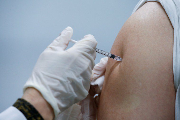 十月一日流感疫苗開打，民眾可先至合約院所進行預約，圖為接種疫苗示意圖。路透