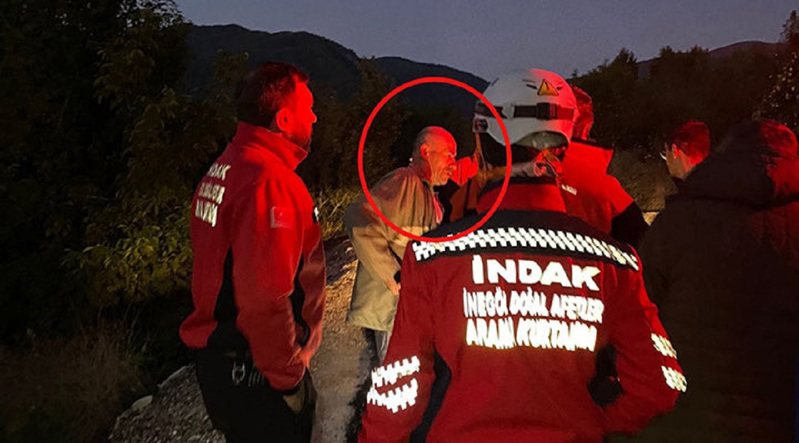 土耳其男子穆特魯花費數個小時，跟著搜救隊協尋一名失蹤人口，最後才終於意識到，自己正是他們正在尋找的對象。畫面翻攝：Twitter/Darkwebhaber