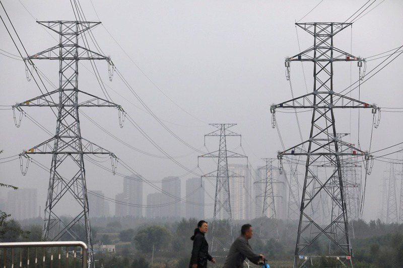 中國大陸20多個省份最近幾周陷入缺電危機，各地實施分區輪流限電以應對煤價飆升與電力需求增加，各方推敲的幕後原因與陰謀論一時之間甚囂塵上。路透