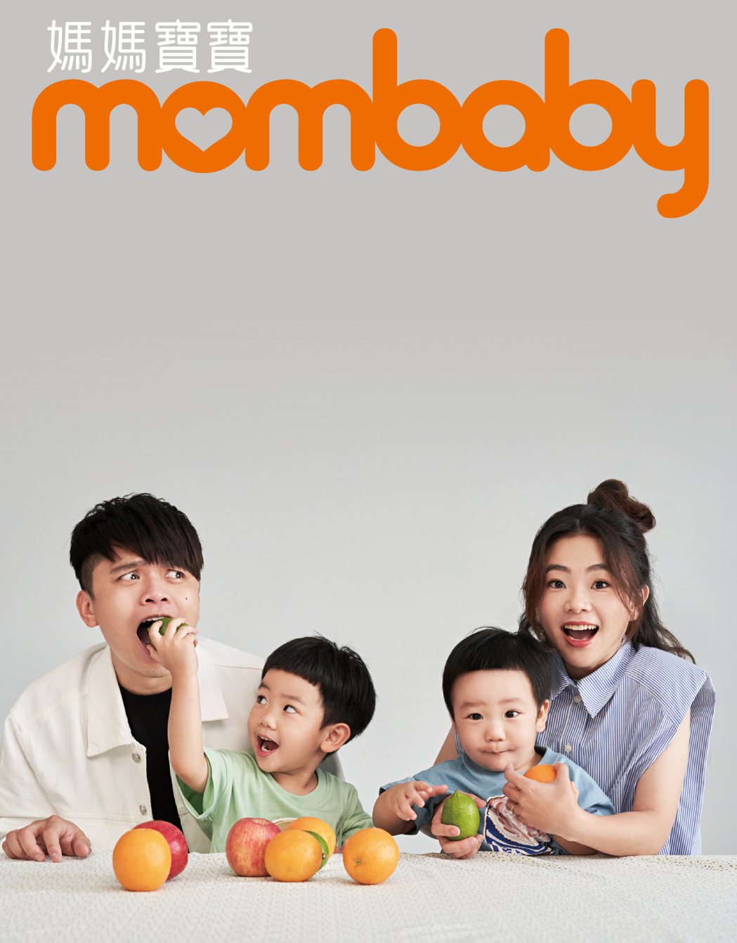 蔡阿嘎（左）與二伯帶2兒子蔡桃貴、蔡波能拍攝雜誌封面。圖／媽媽寶寶雜誌提供