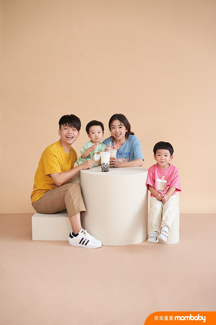 蔡阿嘎（左）與二伯帶2兒子蔡桃貴、蔡波能拍攝雜誌封面。圖／媽媽寶寶雜誌提供