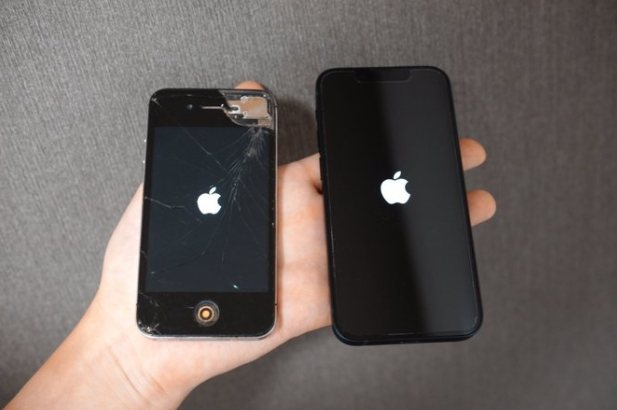 一名日本網友分享自己把用了10年的iPhone 4s換成iPhone 13，眾人看到後驚訝表示「太厲害了」。圖擷自@ttt_tas Twitter