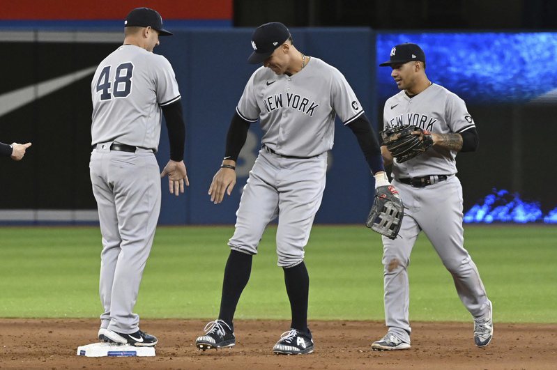CORRECTION Golden Knights Kings Hockey
New York Yankees' Anthony Rizzo (48), Aaron Judge, center, and Gleyber Torres, right, celebrate their victory over the Toronto Blue Jays in a baseball game in Toronto, Thursday, Sept. 30, 2021. (Jon Blacker/The Canadian Press via AP) 美聯社