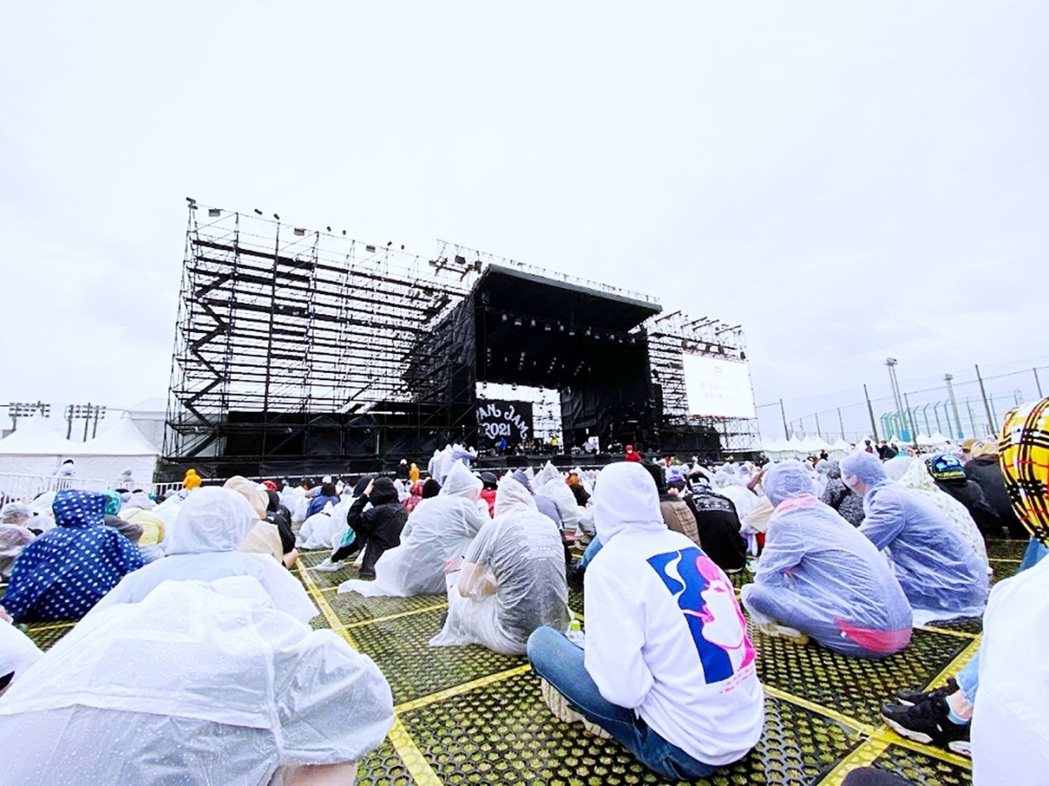 離舞台較遠的的地區，日本觀眾則會主動保持距離觀賞。由於《JAPAN JAM》是在...