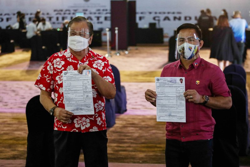 菲律宾拳王巴乔（右）1日正式登记角逐2022年总统，搭档的副总统参选人、前马尼拉市长艾天萨（左）同时亮相。  中央社(photo:UDN)