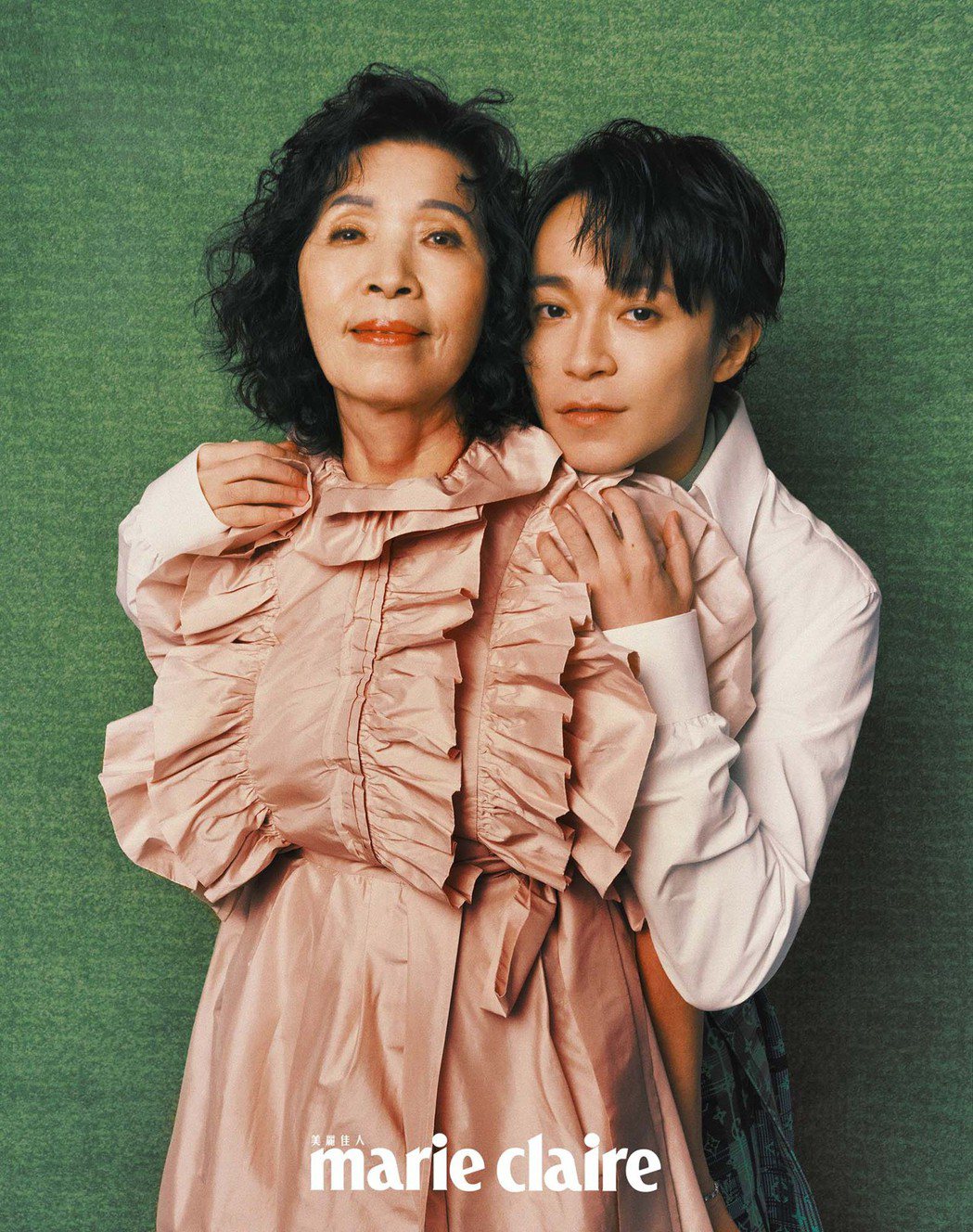 吳青峰(左)陪著媽媽走過抗癌之路。圖／Marie Claire美麗佳人提供
