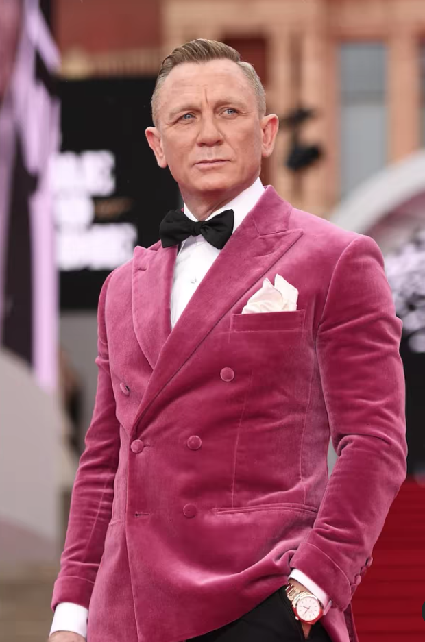 搶眼的粉色天鵝絨雙排扣西裝，讓Daniel Craig成為可能是有史以來最「活潑...