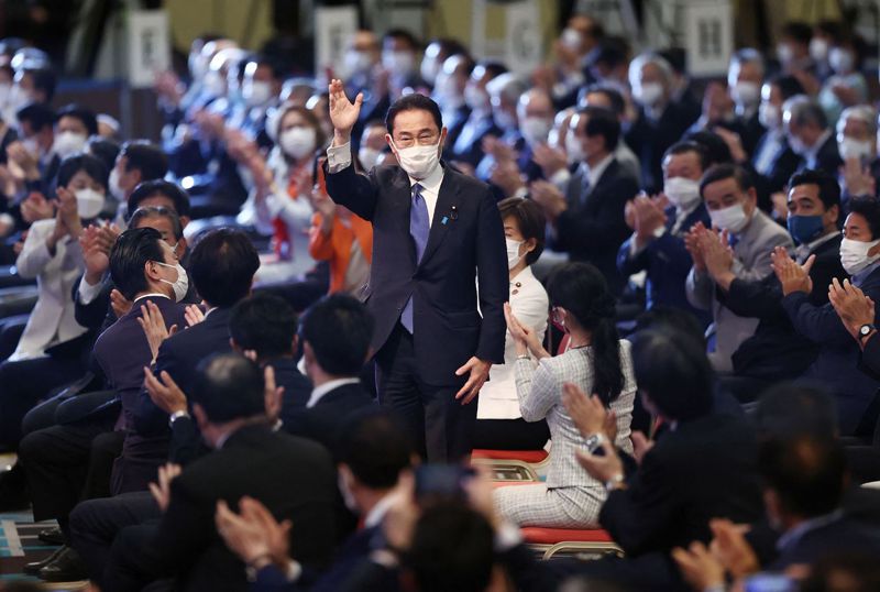 岸田文雄（立者）當選日本自民黨新任總裁，目前已敲定黨內新人事。法新社
