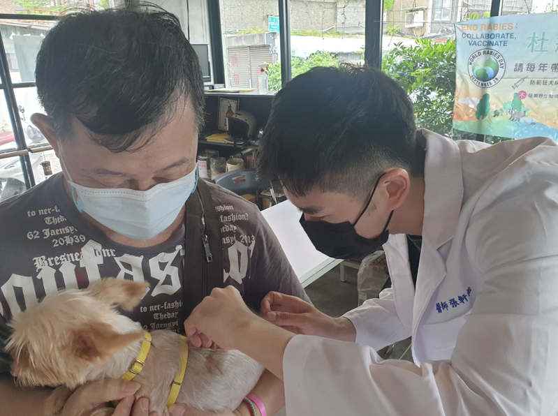 北市動保處與獸醫師呼籲毛爸媽每年帶家中犬貓施打狂犬病疫苗。圖／北市動保處提供