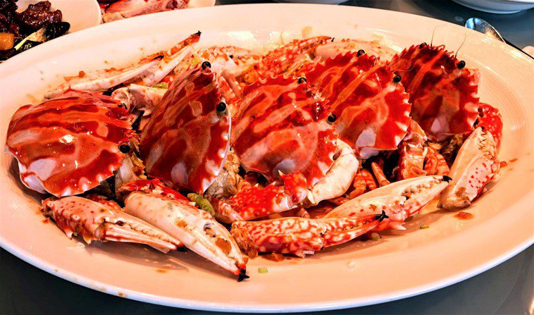 花蟹外殼有橘紅色華麗斑紋，肉質結實且量多，清蒸或水煮就很美味。圖/柯永輝提供