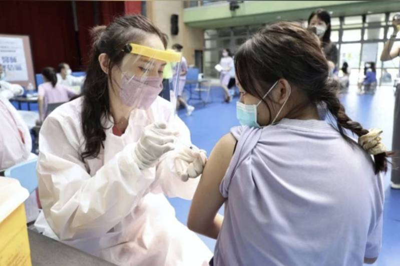 台北市國、高中學生在校園接種BNT疫苗。圖／報系資料照