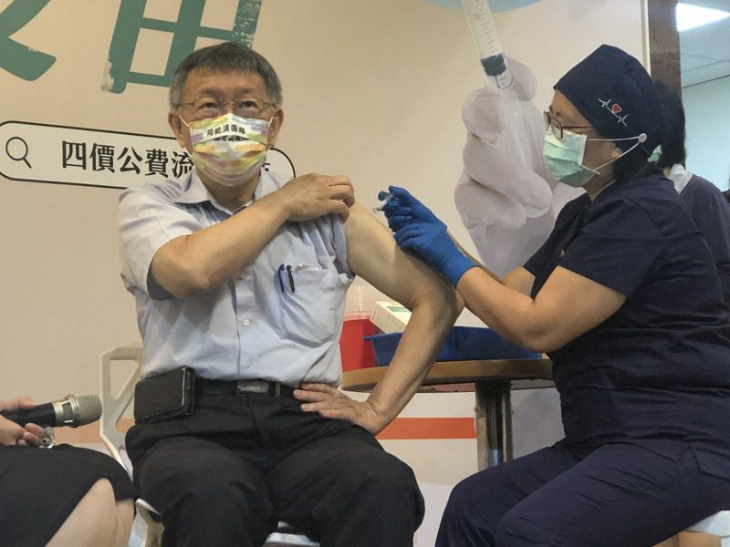 台北市長柯文哲率先施打今年公費流感疫苗。記者鍾維軒／攝影