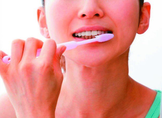 努力刷牙卻仍蛀牙，常見因刷牙方法錯誤、使用翻毛的牙刷、吃太多甜食及飲料等原因所致。圖╱123RF