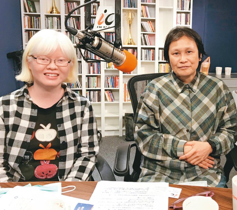金林（右）與星辰社工夥伴參加廣播，為精神障礙者發聲。圖／金林提供