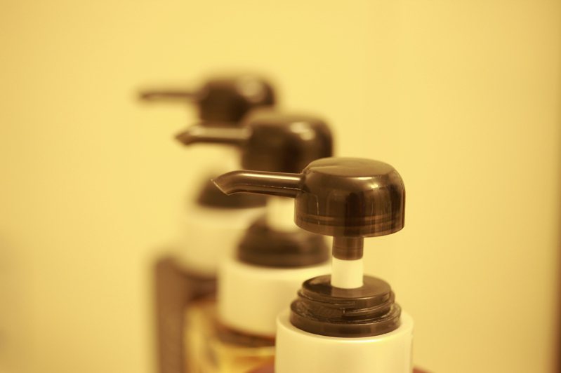 不少人會在沐浴乳、洗髮精快用完的情況下加水繼續用，但衛福部表示這樣可能會滋生細菌，不建議這樣做。 圖／ingimage