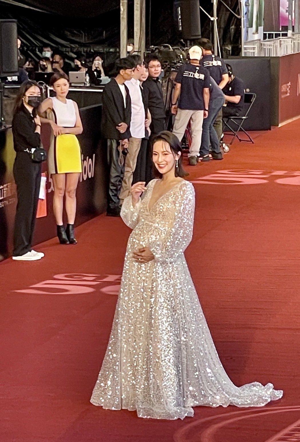 陳瑋薇以一襲銀色Ｖ領禮服登金鐘紅毯。 唯諾法式婚紗／提供