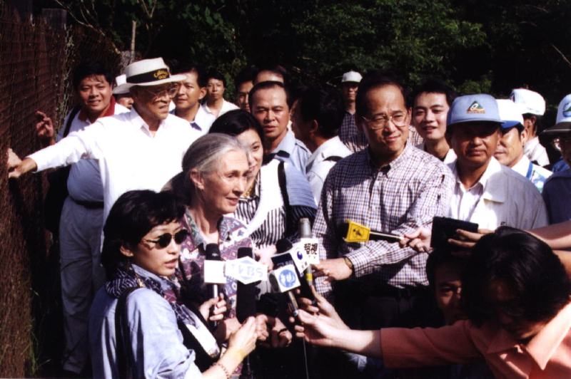 保育專家珍古德（前排左二）1997年10月2日與時任總統的李登輝南下屏東墾丁，珍古德受訪時，後方的李登輝（後排左二）兩手張開，變身隨扈似的維持秩序，十分逗趣。圖／聯合報系資料照片