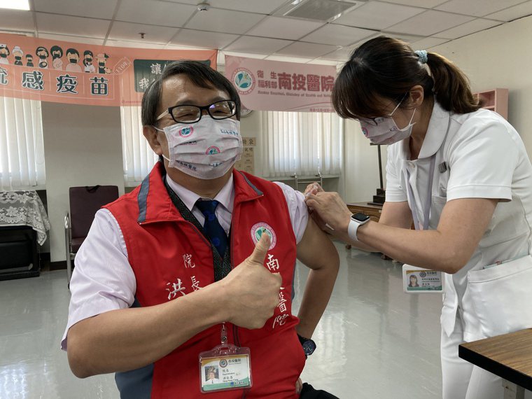 南投醫院院長洪弘昌率先接種流感疫苗，也提醒符合公費接種流感民眾提早施打，及早獲得...