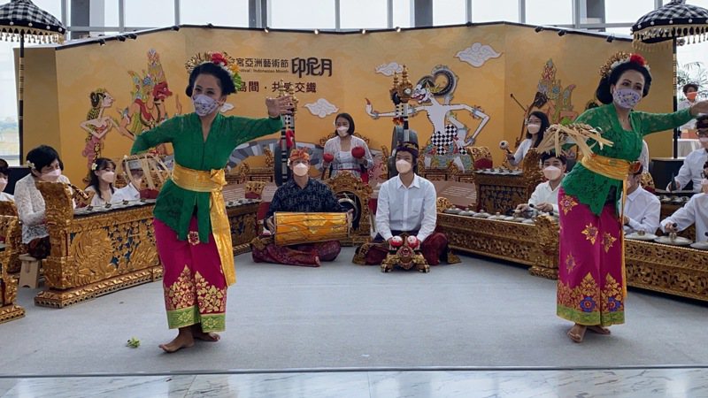 印尼月開幕表演由台大甘美朗樂團及舞蹈家，演出「峇里島迎賓舞」帶來祝福。記者魯永明／攝影