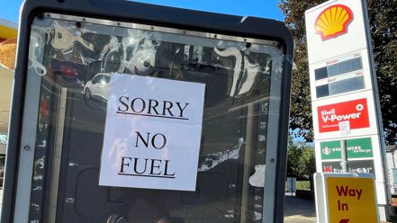 汽機車族瘋搶汽油，已導致英國各大城市汽油供不應求，有些加油站掛出「抱歉沒油了」的告示牌，堪稱當地數十年來最糟的汽油荒。圖／路透