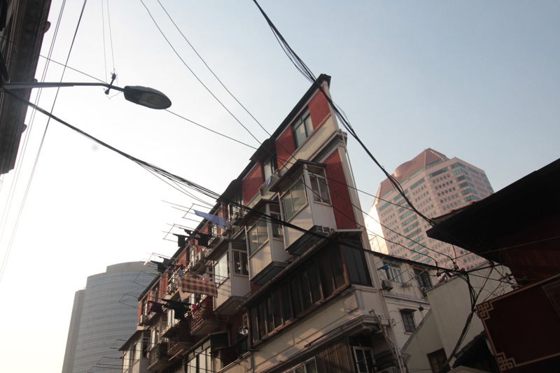 上海南京路步行街附近，有一幢位於寧波路的紙片樓。圖／取自搜狐