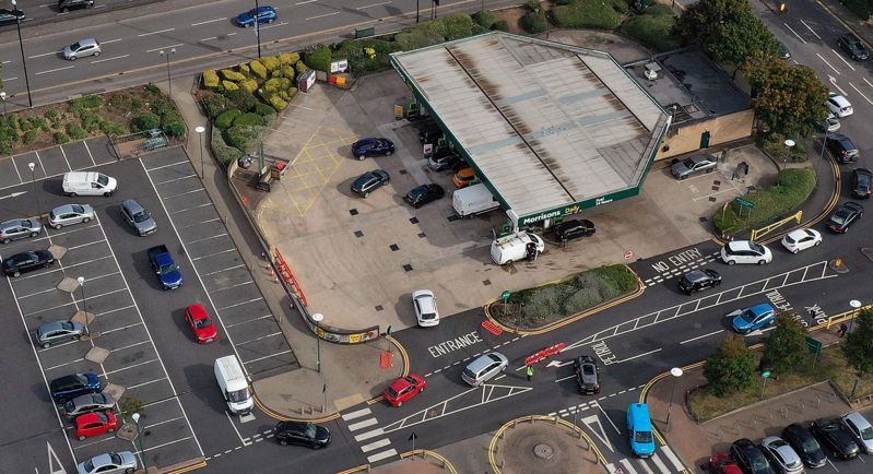 英格蘭中部科芬翠的一處加油站鳥瞰照可以發現，等待加油的車輛排隊延伸至一旁的停車場。（法新社）