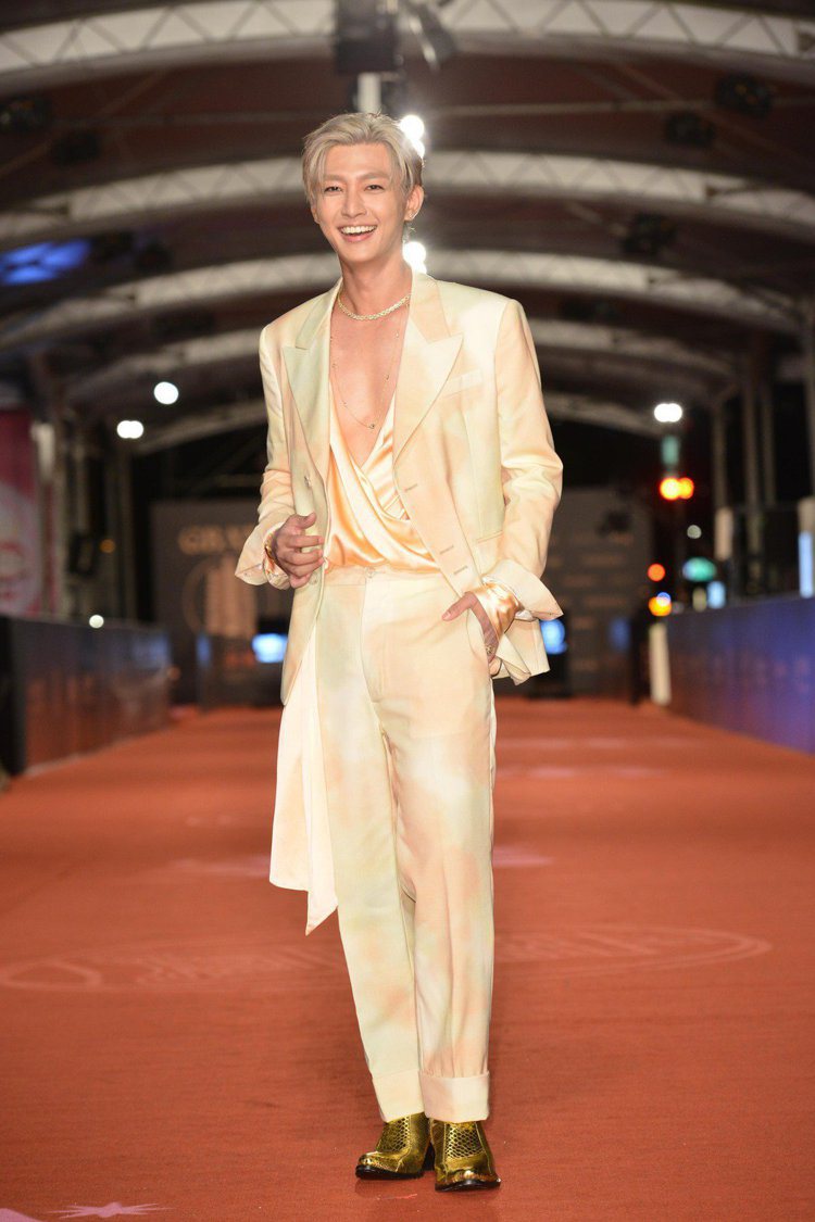 炎亞綸穿Vivienne Westwood西裝、COLLINI MILANO鞋，搭配Tiffany&Co.珠寶。圖／三立電視提供