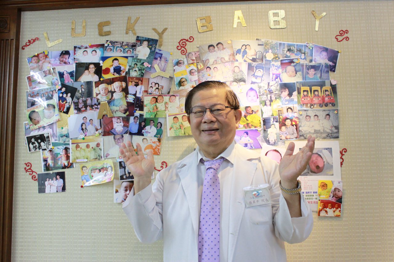 張昇平行醫50年，為許多不孕夫婦帶來希望，不僅為台灣生殖醫學史揭開序幕，更造就了超過逾一萬個試管嬰兒。張昇平診間牆上，掛滿他接生的試管寶寶，有超過100位寶寶認他當乾爹。

本報資料照片