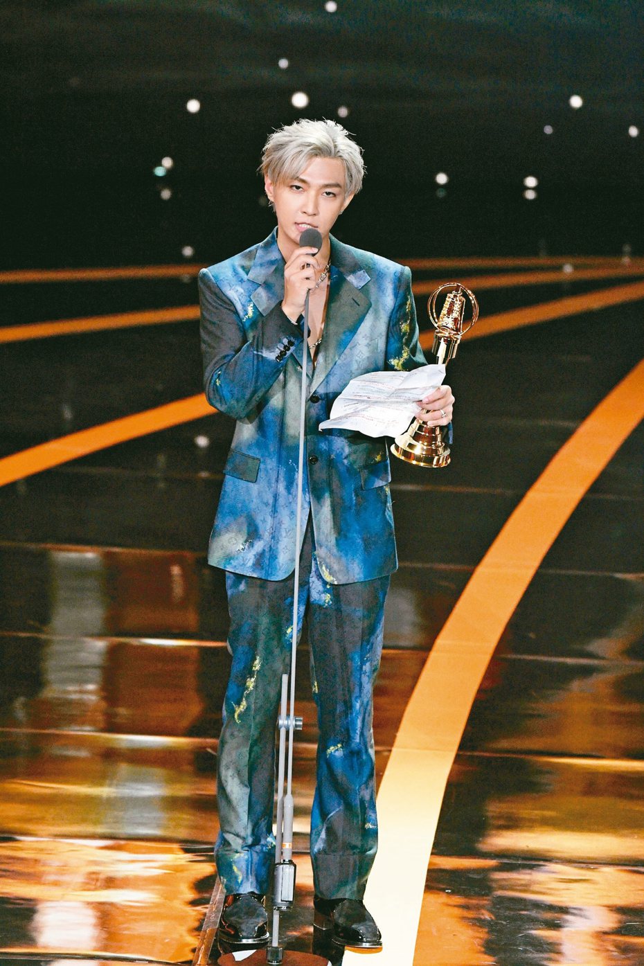 炎亞綸以「36題愛上你」獲得第56屆金鐘獎綜藝節目主持人獎。圖／三立電視提供