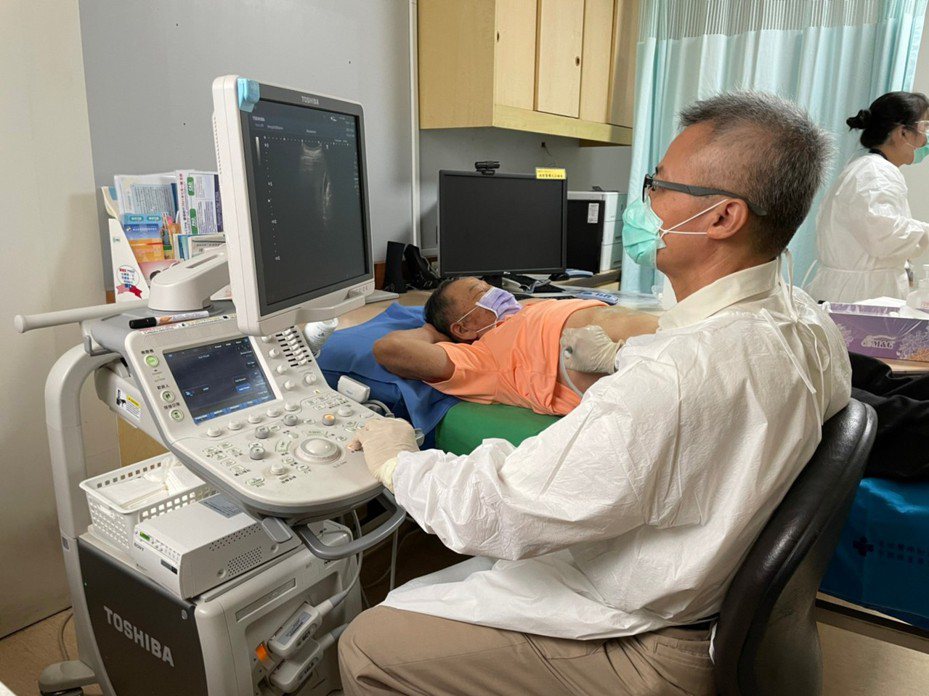 宜蘭羅東博愛醫院為民眾做腹部超音波檢查。圖／肝病防治學術基金會提供