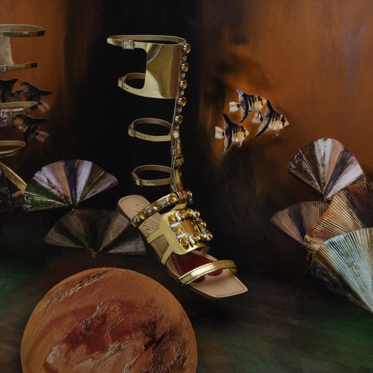 金色高筒Vivier Gladiator涼鞋，靈感源自Roger Vivier先生於1967年設計的Masque系列。圖／迪生提供
