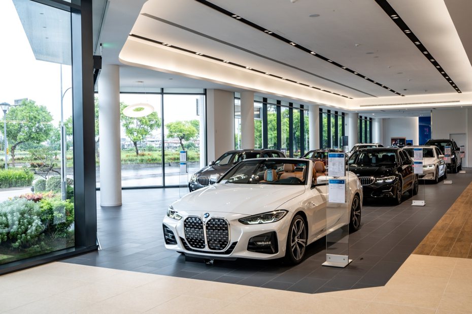 BMW蘭陽鎔德展示中心將蘭陽風光獨具的自然環境特色融入空間設計語彙中，以透明帷幕收納日光，打造擁有開闊、明亮的新車展示空間。 圖／汎德提供