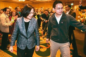 「 口譯哥」趙怡翔（右）一向被認為是英系提拔，突然加入民進黨派系湧言會，引起黨內耳語。圖／聯合報系資料照片