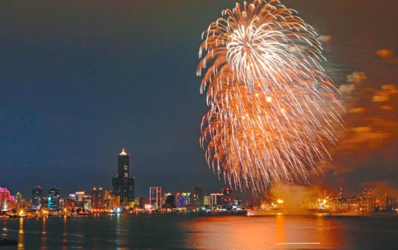 雙十國慶煙火暌違20年重返高雄港灣，國慶當天晚上8點將會施放半小時焰火。本報資料照
