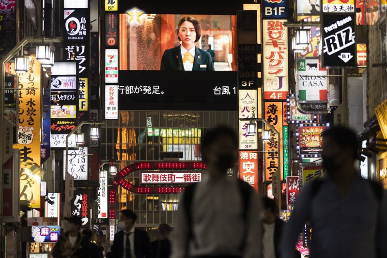 1日是日本全国解除新冠紧急事态宣言第一天，当晚东京新宿人潮众多。（美联社）(photo:UDN)