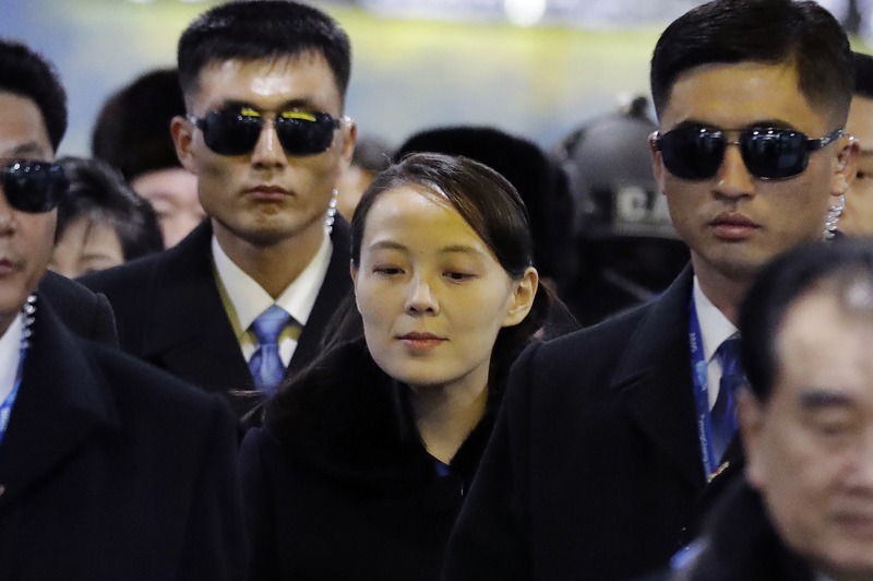 專家認為，金與正（中）今後恐全面參與北韓對韓、美的談判，圖為她在2018年2月9日抵達珍富站準備出席平昌冬奧會開幕式。美聯社