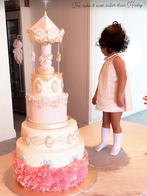 吳佩慈的小女兒與蛋糕合照。圖／擷自IG