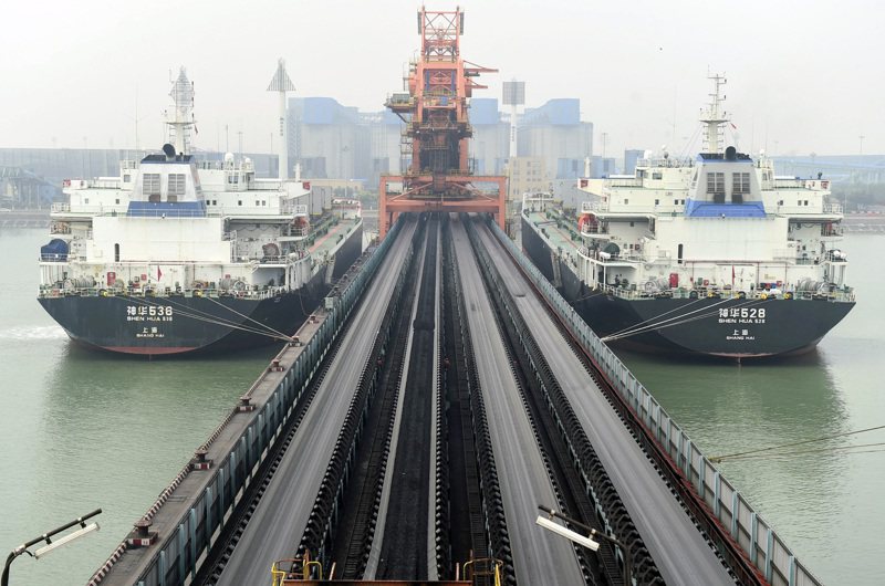 圖為兩艘貨船在中國北方港口卸載煤炭。 新華社