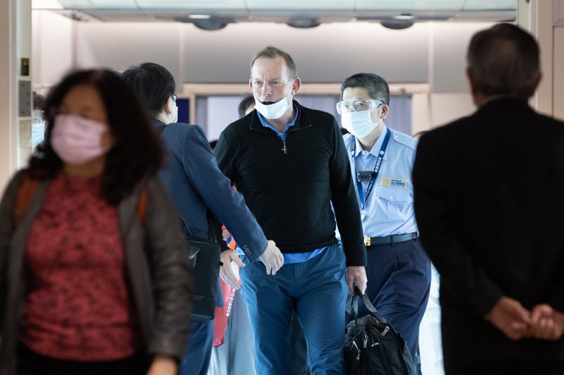 澳洲前總理艾波特（Tony Abbott）（中）下午搭乘新加坡航空SQ-876班機抵達桃園國際機場，下機後和外交人員打招呼。記者季相儒／攝影