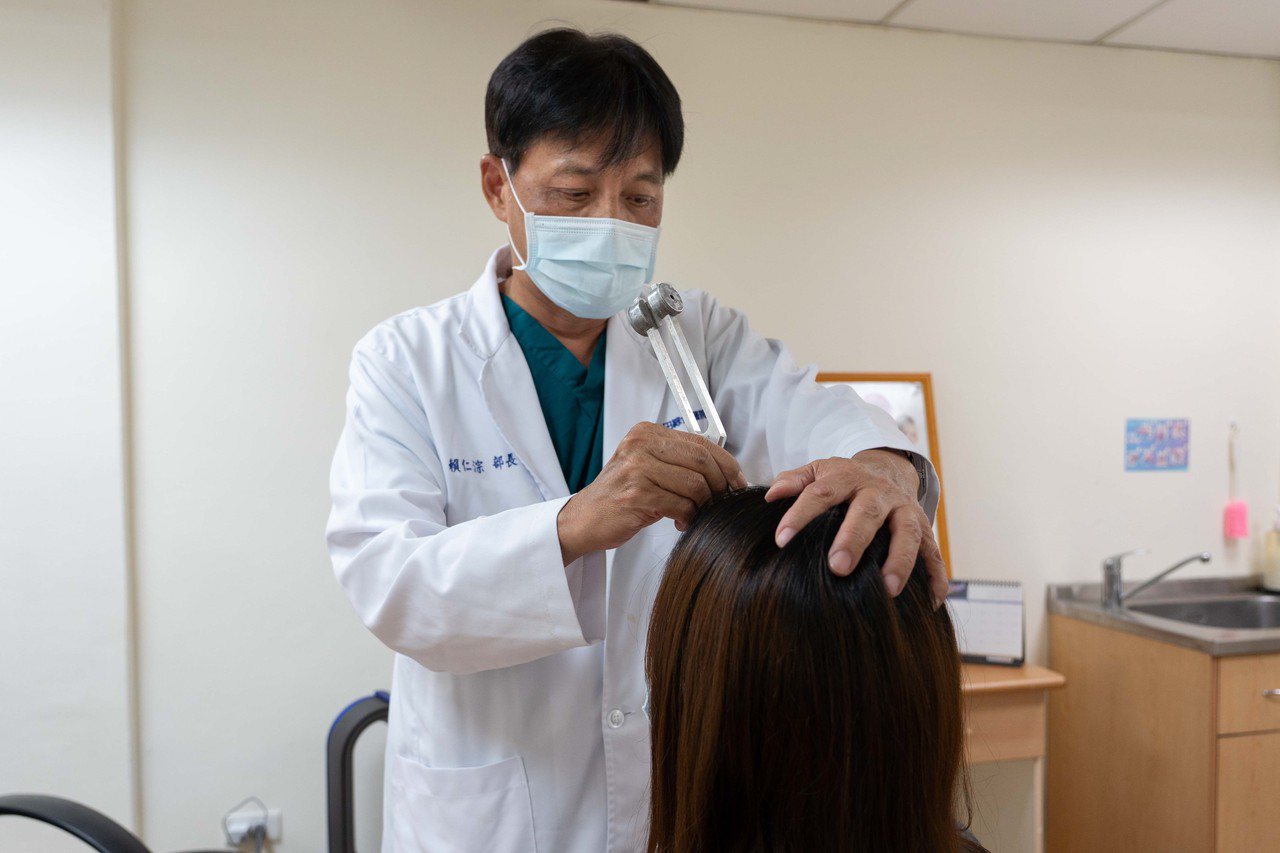 光田綜合醫院耳鼻喉頭頸部部長賴仁淙為患者進行聽力檢查，找出聽力障礙的主因。記者游振昇／攝影