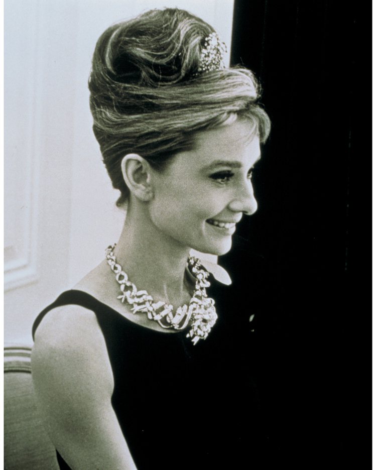 奧黛麗赫本配戴Jean Schlumberger所設計的Ribbon Rosette黃鑽鑽石項鍊。圖／Tiffany & Co.提供
